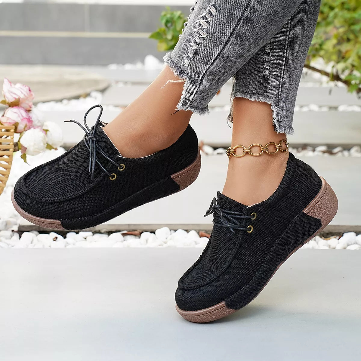 Round ToeLace-Up Sneakers