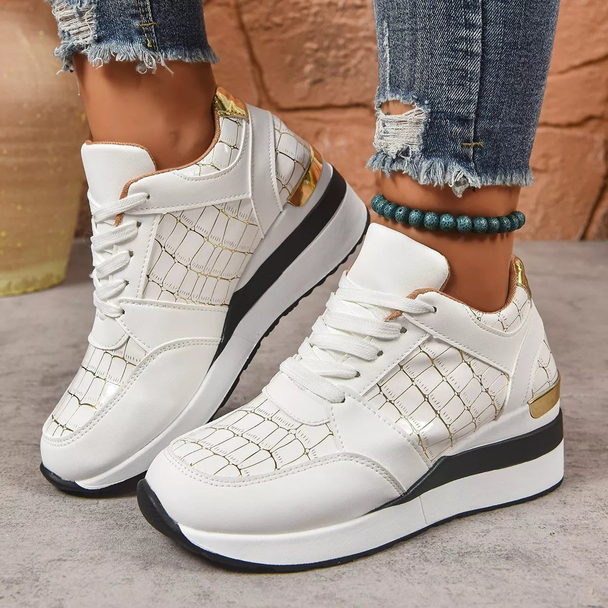 Lace Up Round ToeSneakers