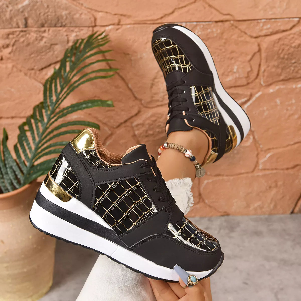 Lace Up Round ToeSneakers