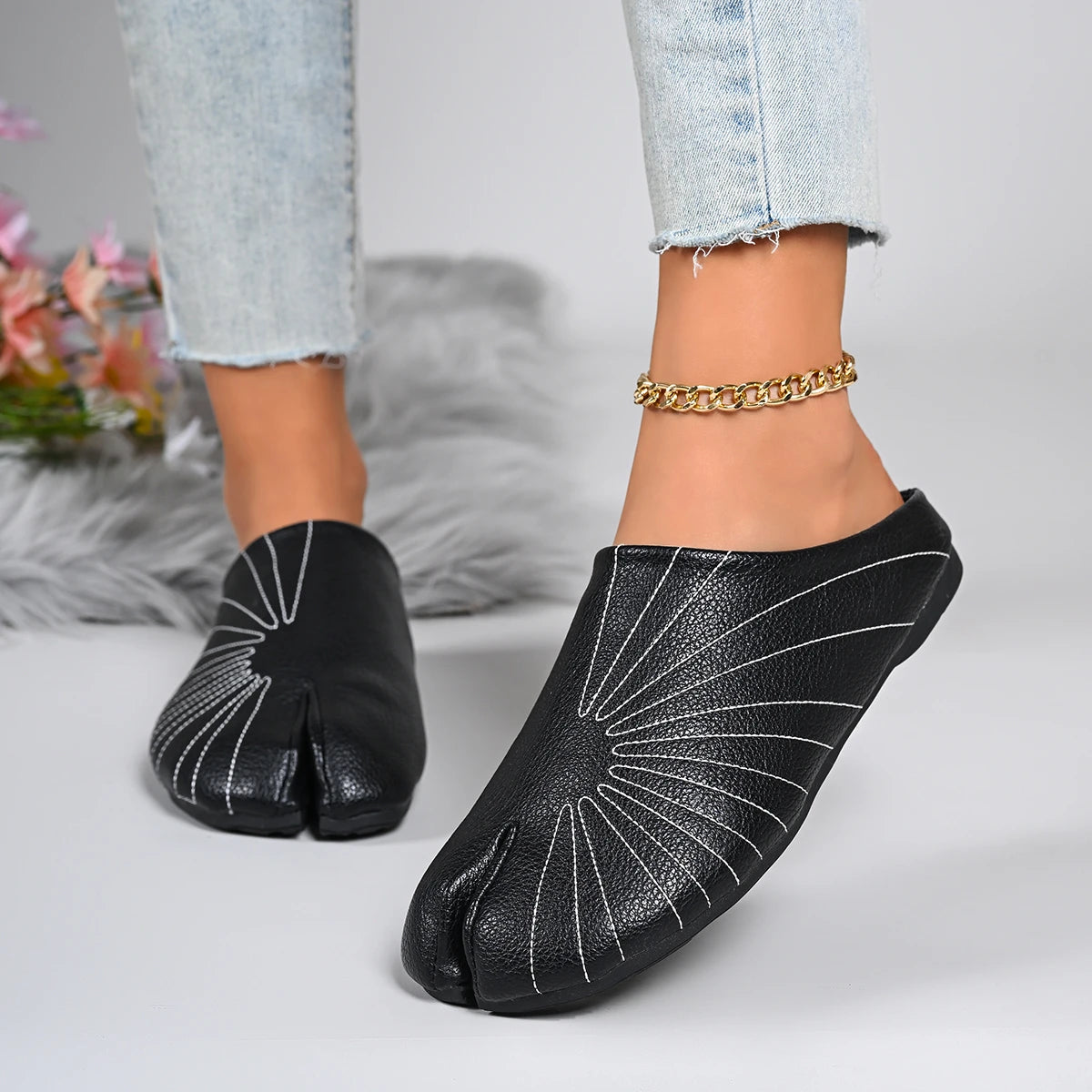 Women Tabi Split Toe Mules Sunburst Stitch Soft Leather Closed Toe Backless Slip‑On Flat Casual Shoes