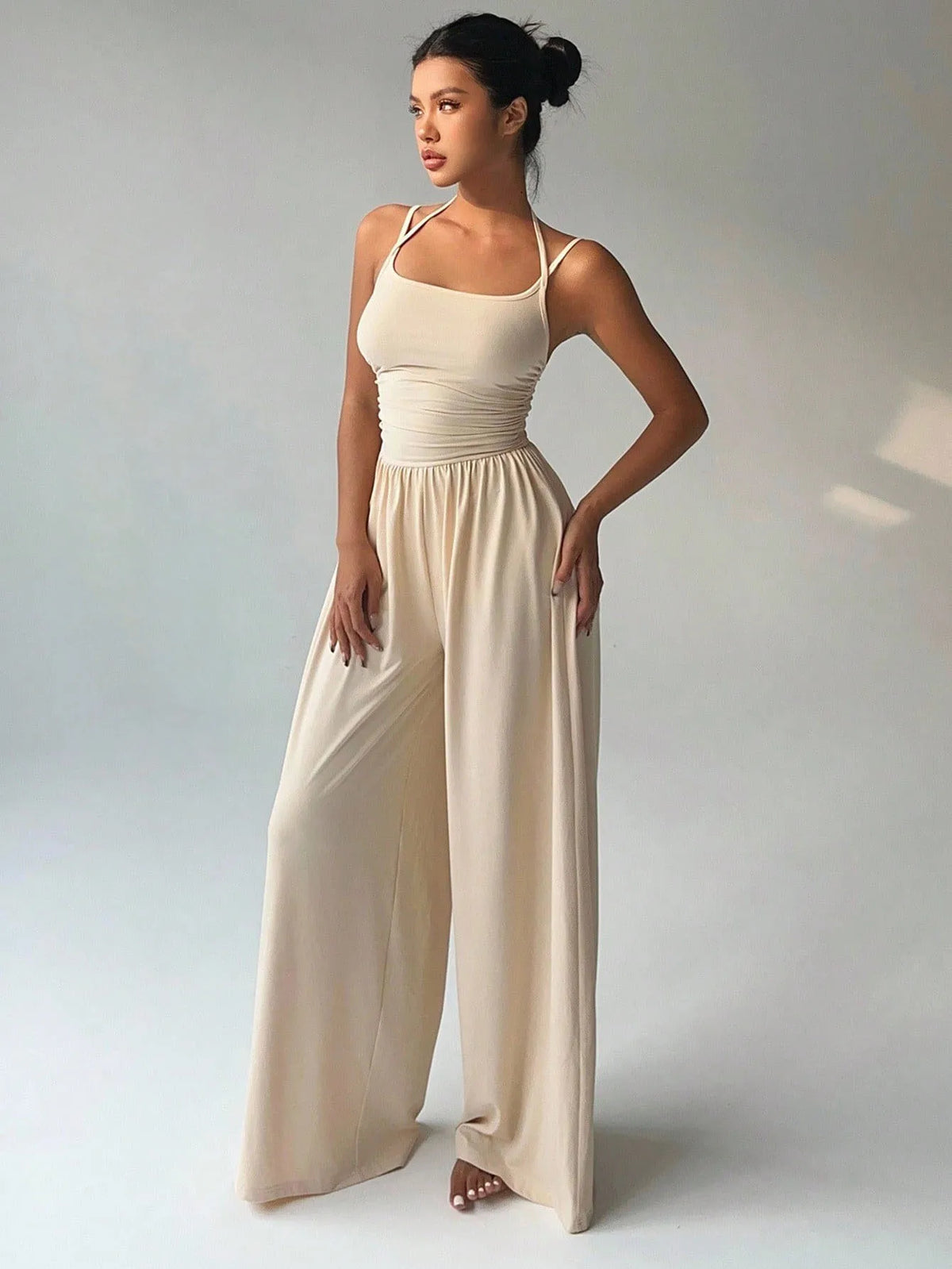 Women's Casual Solid Color Pleating Loose Straight Jumpsuit A-line Backless Halter Neck Slim Cami Jumpsuit Streetwear 2025