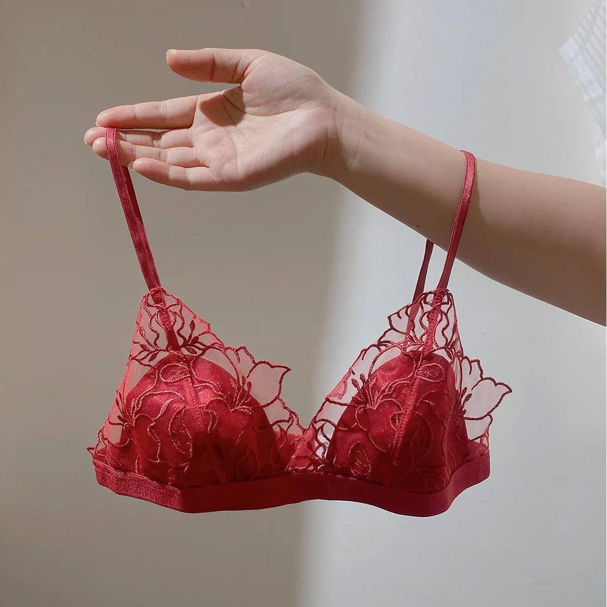 MOYISU Pure Desire Victoria French Lace Embroidered Lingerie Women's Thin Cup Triangle Cup Bra Set Comfortable No Underwire