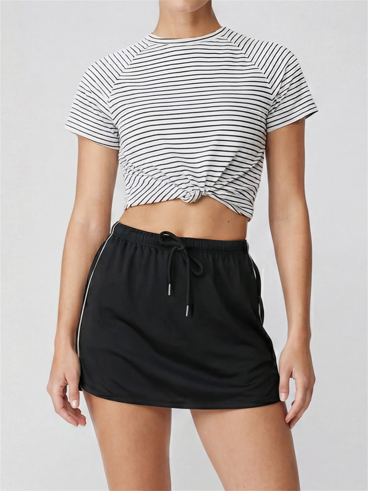 Women's Yoga Outfit Set Black Stripe Tennis Skirt Workout Clothes Short Sleeve O Neck Sports T Shirts Mini Skorts Fitness Sets