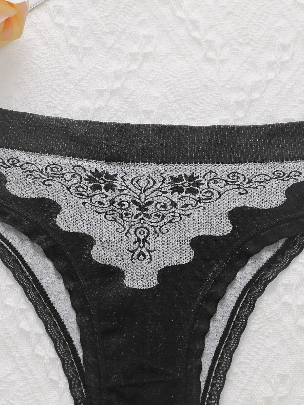 Women's sexy embroidered flower triangle underwear with seamless inner lining antibacterial easy to wash and dry underwear Z412