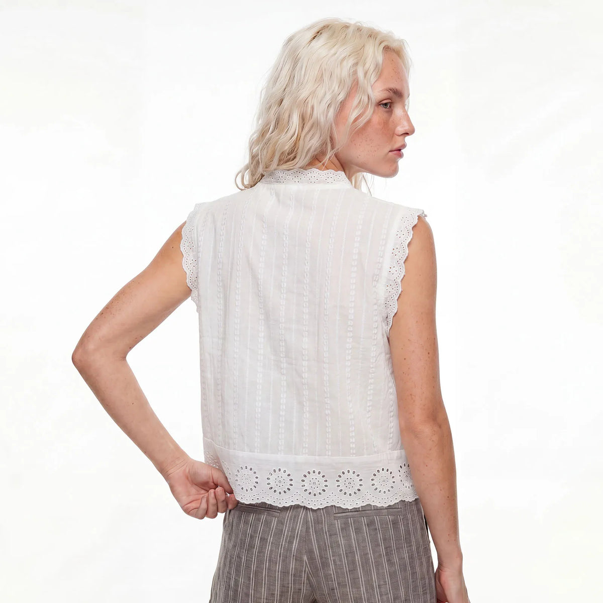 Summer Women’s Button Down Eyelet Tops Solid Color Sleeveless Round Neck Lace Trim Shirts Daily Casual Blouse Summer