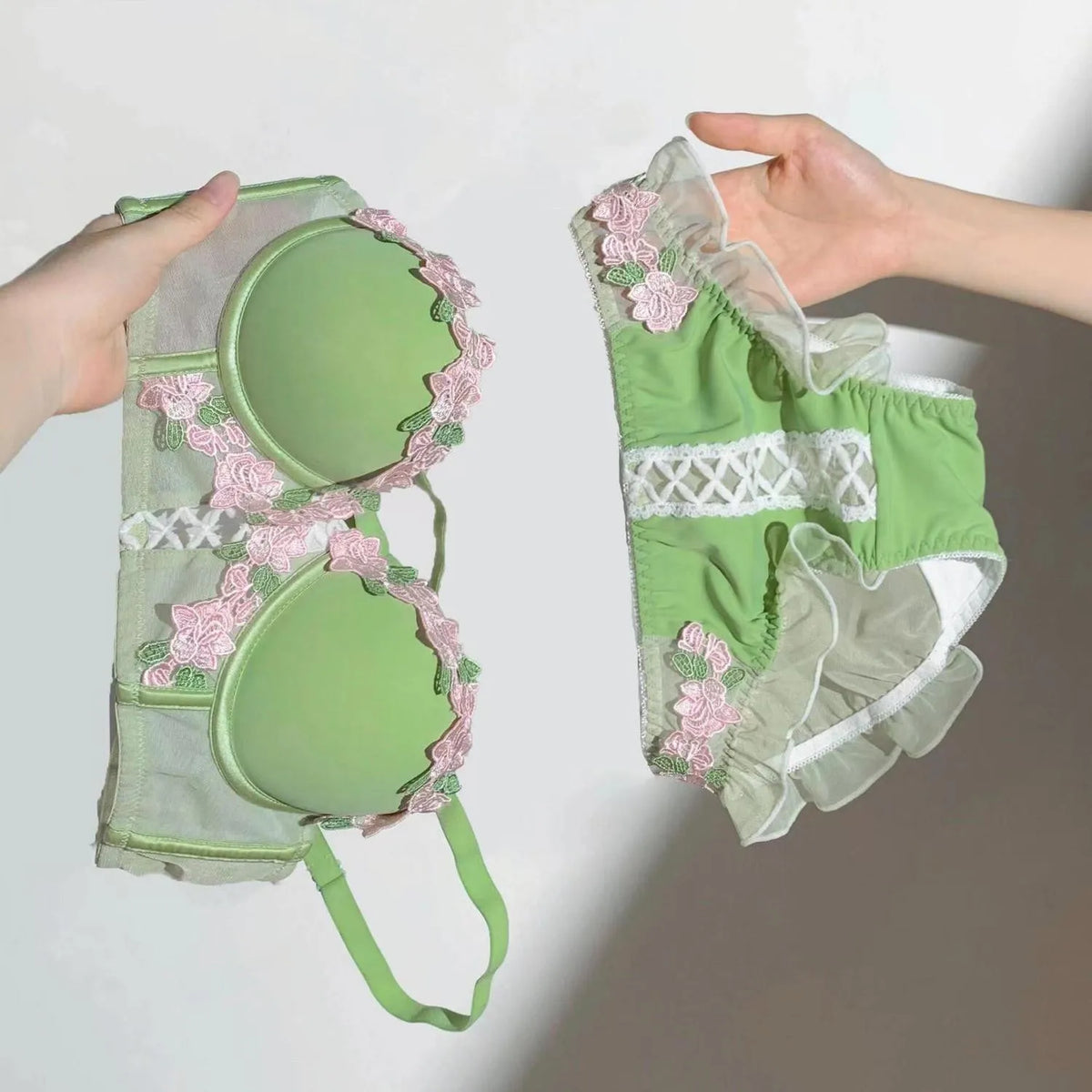MOYISU London Anime Bralette - Delicate Wireless Bra for Set Teens, Japanese Summer Underwear Small Bust Close-Fit Subtle Allure
