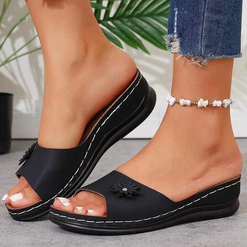 Lightweight Wedges Slippers Women 2025 Summer Flower Decor Thick Sole Sandals Woman Plus Size 36-43 Platform Beach Flip Flops