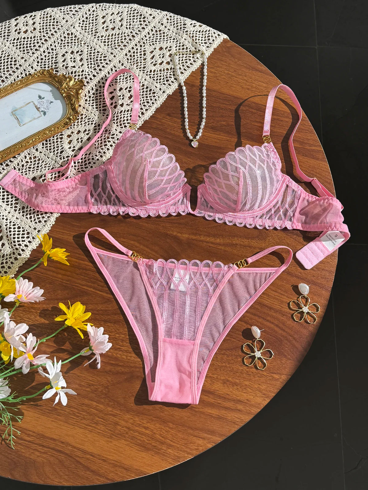 French Style Sexy Embroidered Transparent Underwear Set V-Neck Design Anti-Sagging Breathable Bra And Panties Ensemble