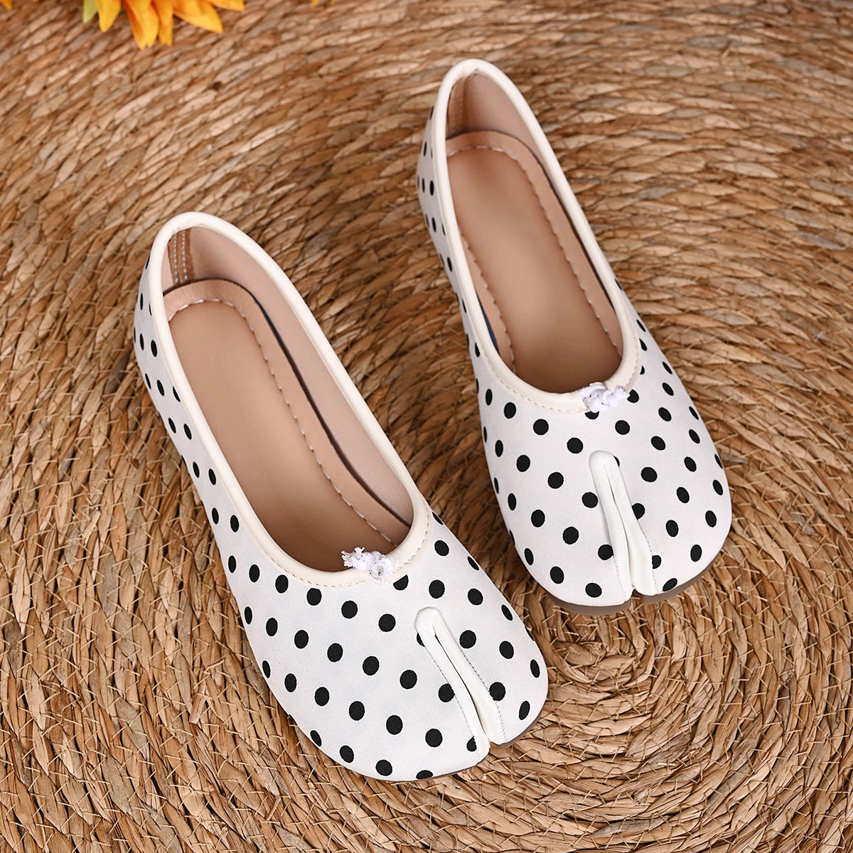 Women Tabi Split Toe Polka Dot Ballet Flats Bow Decor Slip On Soft Sole Lightweight Retro Casual Daily Walking Shoes