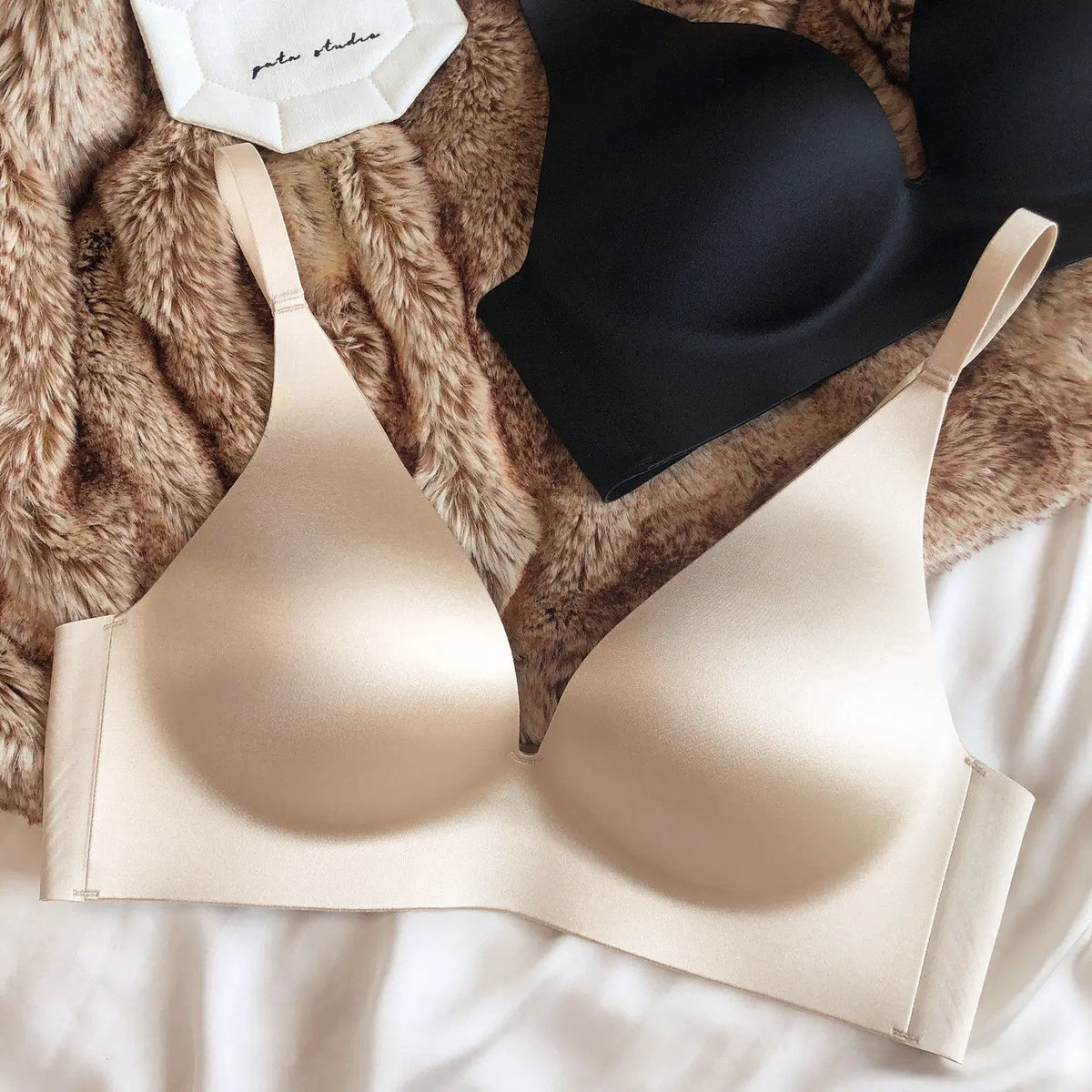 Luxury Seamless Women Underwear Sexy Deep V Push Up Bras Oilcloth Silk Fabric Comfort Soft Lingerie Adjustable Strap W Support