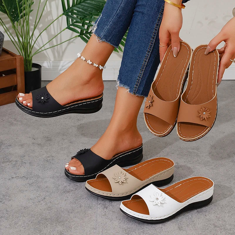 Lightweight Wedges Slippers Women 2025 Summer Flower Decor Thick Sole Sandals Woman Plus Size 36-43 Platform Beach Flip Flops