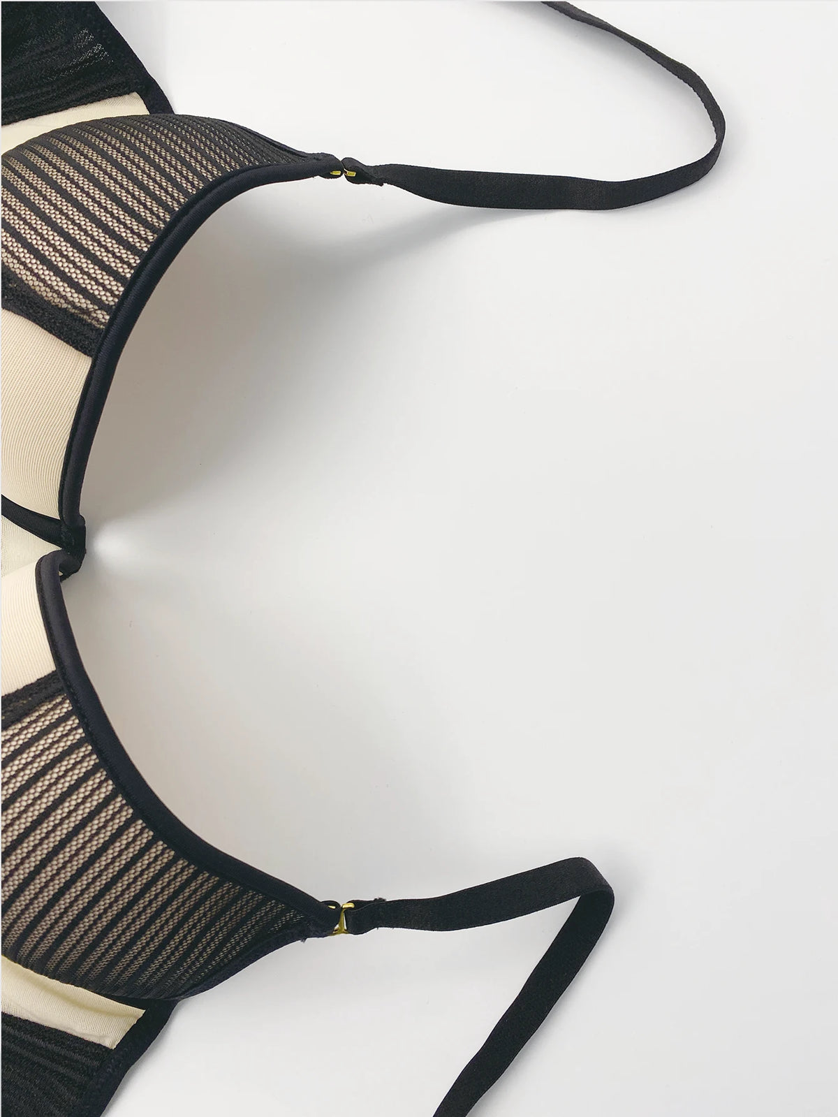 Sexy Anti-Gathering Deep V-Shaped Bra with Soft Underwire for European and American Markets, Designed to Lift and Gather Side Breasts, Enhance Small Busts, and Make the Chest Appear Larger
