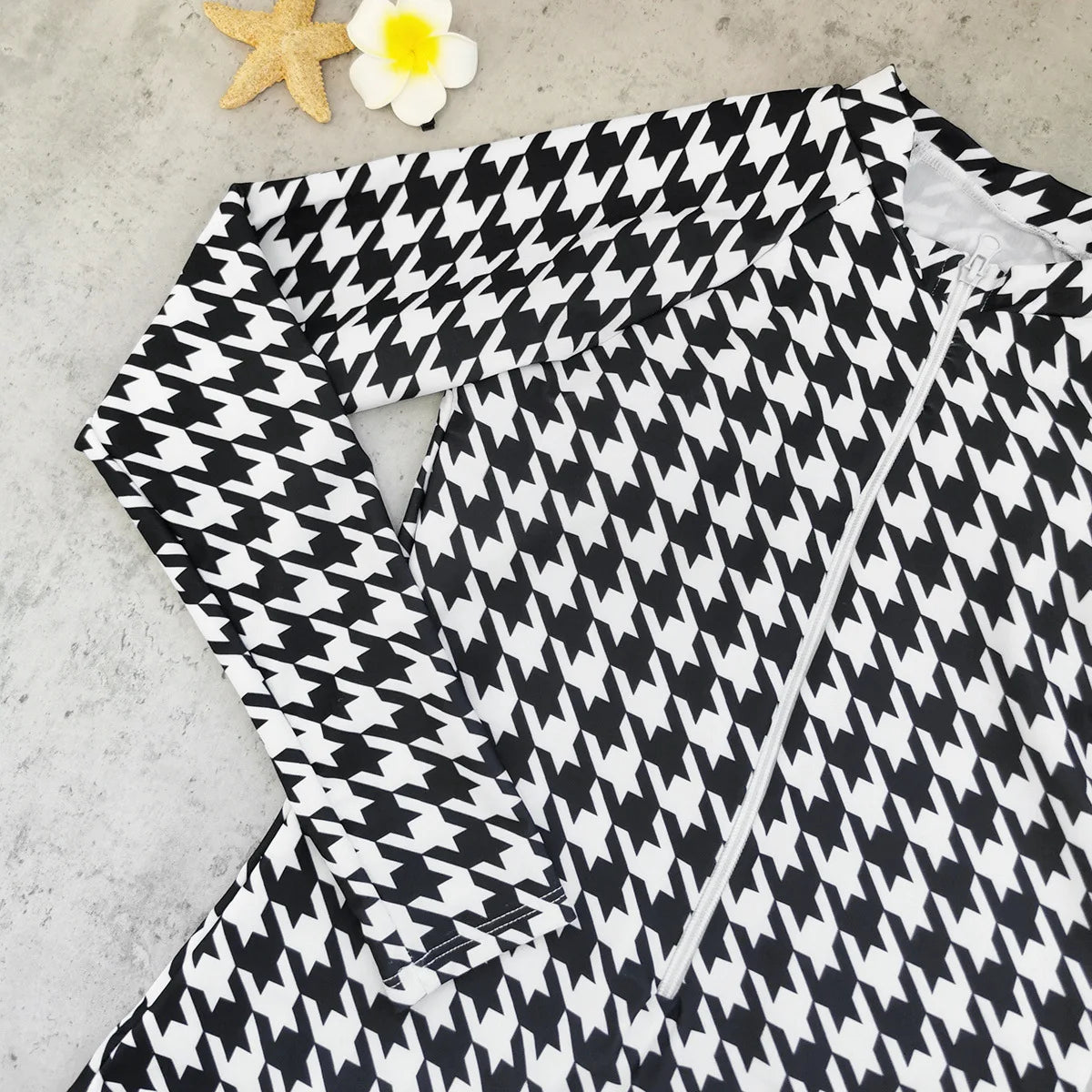 Black and Print One Piece Swimsuit Long Sleeve Swimwear Women Bathing Suit Retro Swimsuit Vintage One-piece Surfing Swim Suits