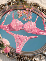 The pink girl-style is both comfortable and breathable. It comes with a lace-formed bra and adjustable shoulder straps ZA824031