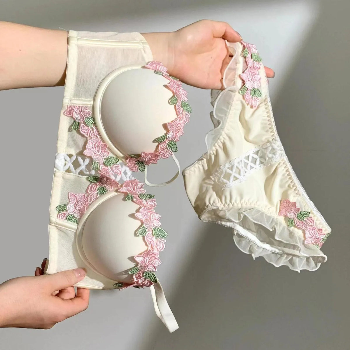 MOYISU London Anime Bralette - Delicate Wireless Bra for Set Teens, Japanese Summer Underwear Small Bust Close-Fit Subtle Allure