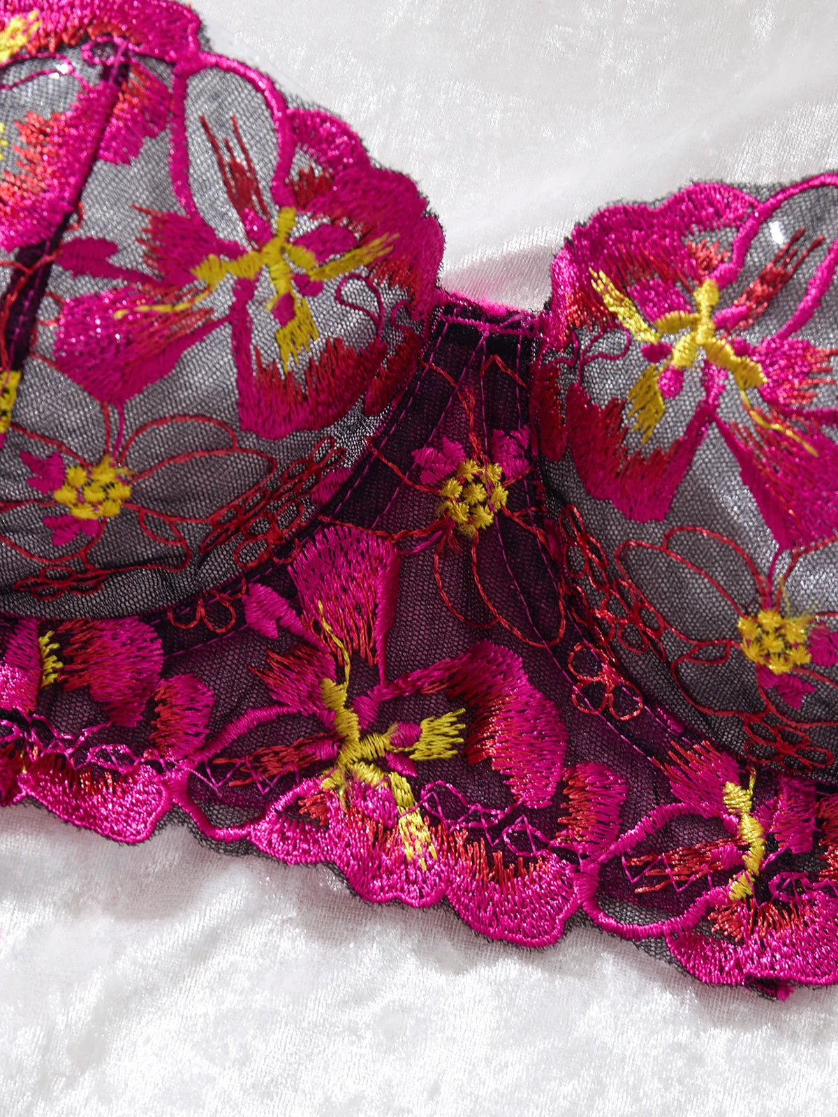 Sexy Rose-red Lingerie Including A Bra and Panties with Daisy Patterns As Well As Acomfortable Home-style Bra & Brief Sets