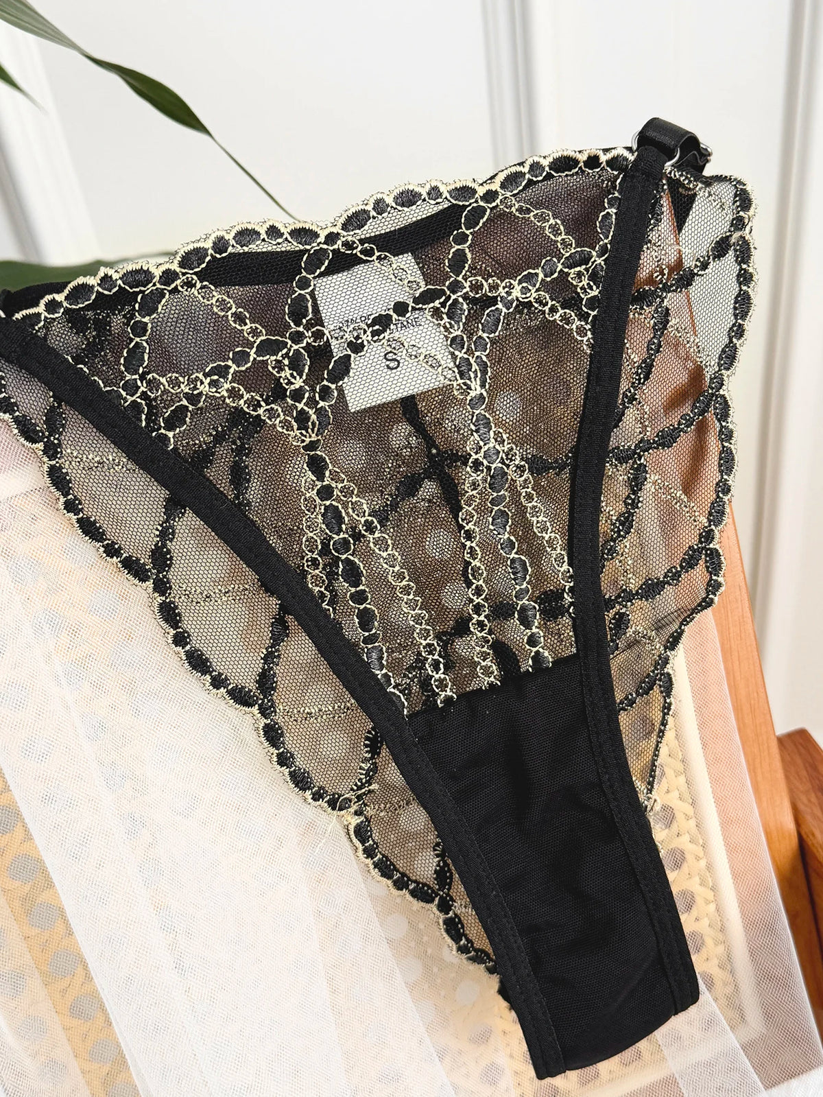 French Style Sexy See-through Lace Underwear Set with Gold Chain High-end Luxury Women's Bra And G-string Set