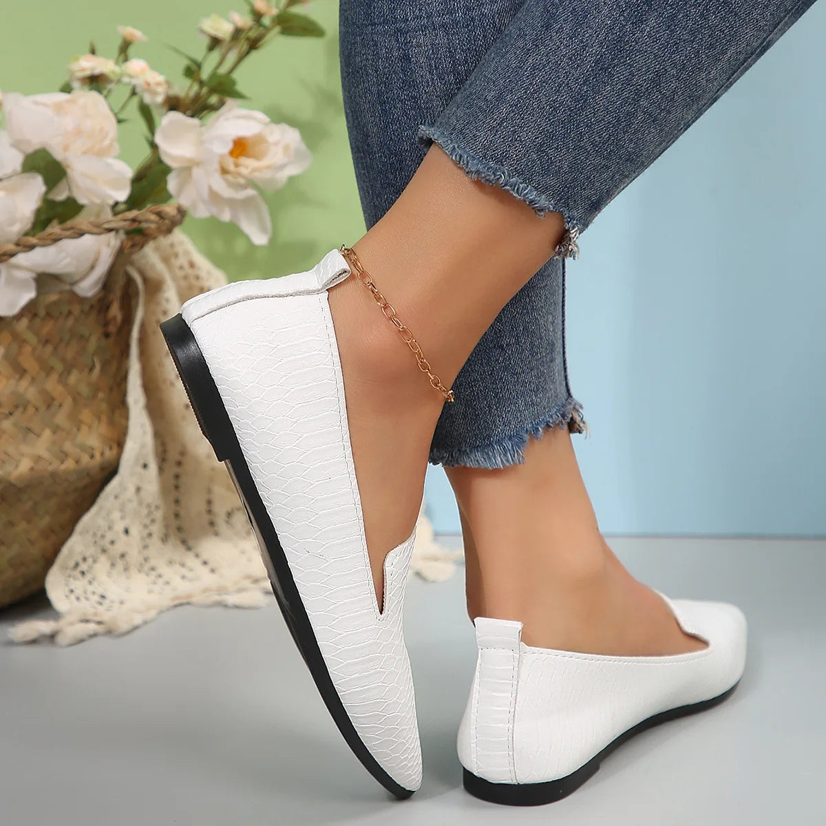 Summer Large Size 43 Women Shoes 2025 Simple Lightweight Flat Shoes Women Pointed Non Slip Soft Sole Casual Shoes Women Loafers