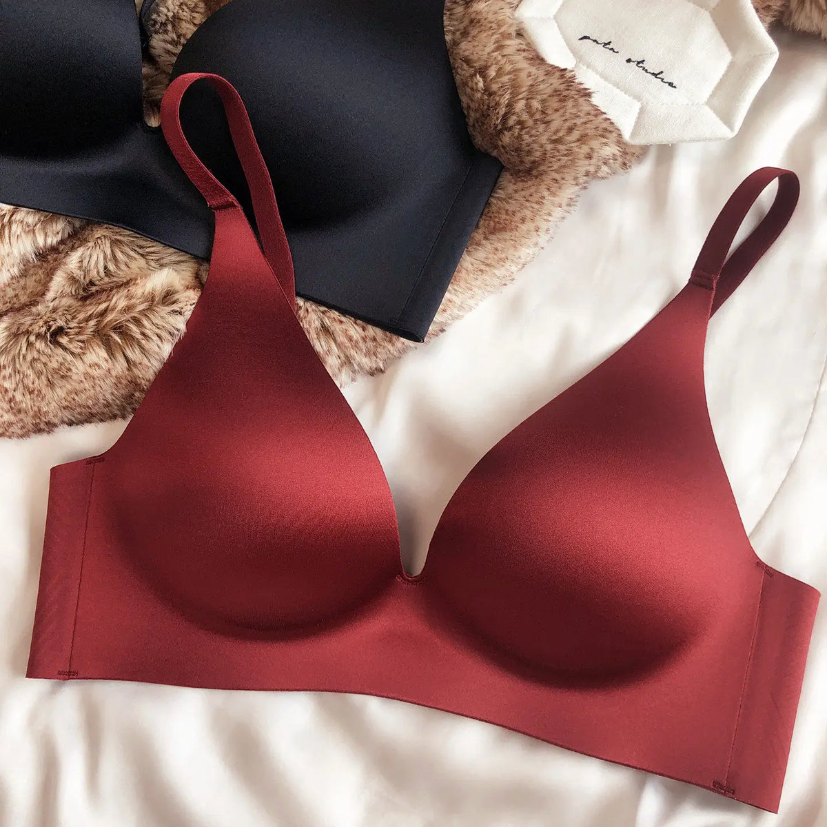 Luxury Seamless Women Underwear Sexy Deep V Push Up Bras Oilcloth Silk Fabric Comfort Soft Lingerie Adjustable Strap W Support