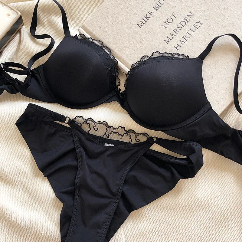 1 Set/Europe Women Underwear Set Sexy Push Up Bra and Panties Set Lace Romantic Comfort Lingerie Adjustable Straps Brassiere Set