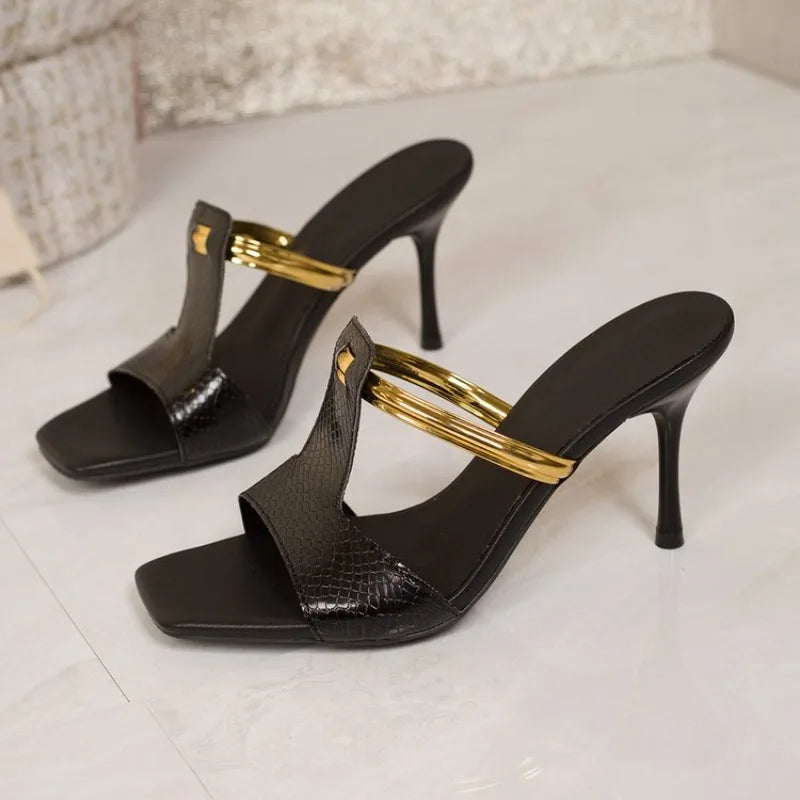 Women Slippers 2026 New Summer Beach Slippers Luxury Sandals Flip Flops Fashion Metal Shoes Slides Women Zapatos De Mujer