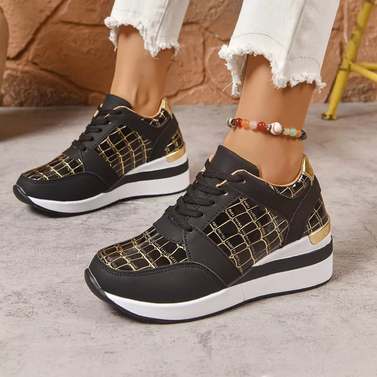 Lace Up Round ToeSneakers