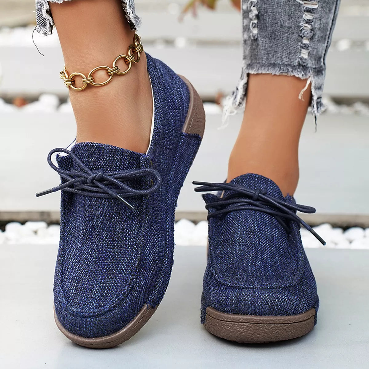 Round ToeLace-Up Sneakers