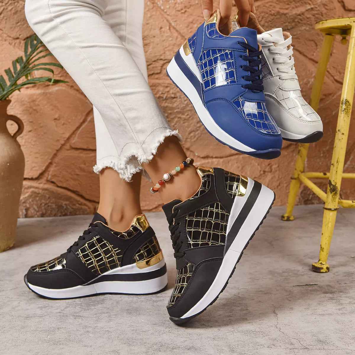 Lace Up Round ToeSneakers