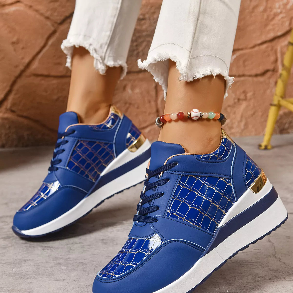Lace Up Round ToeSneakers