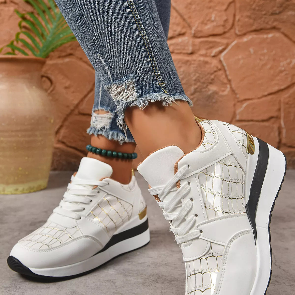 Lace Up Round ToeSneakers