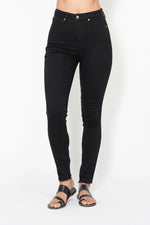 Judy Blue Full Size High Waisted Tummy Control Shield Pockets Skinny Jeans Plus Size - Ladyez