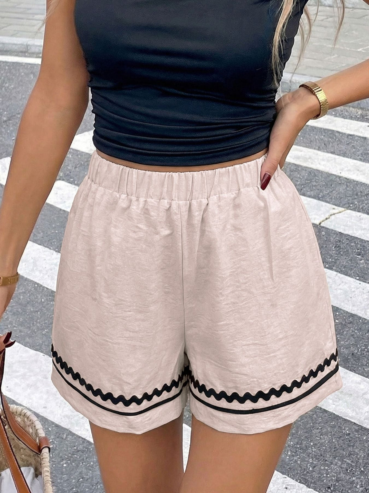 Elastic Waist Wavy Trim Casual Shorts