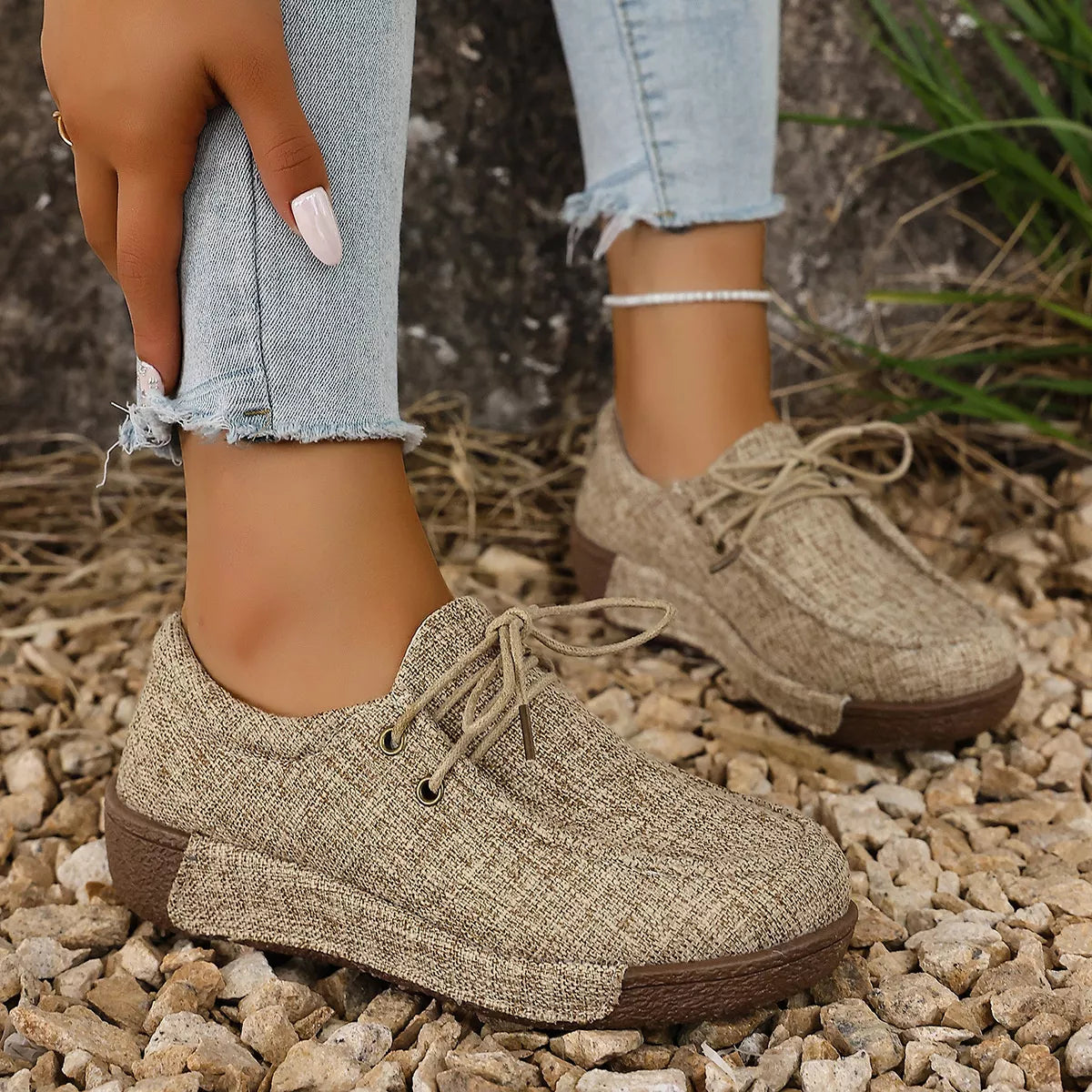 Round ToeLace-Up Sneakers