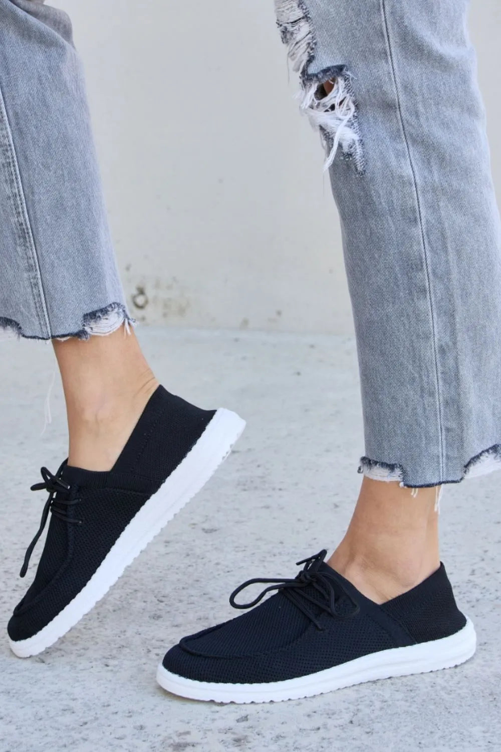 Forever Link Flat Round Toe Lace-Up Sneakers - Ladyez