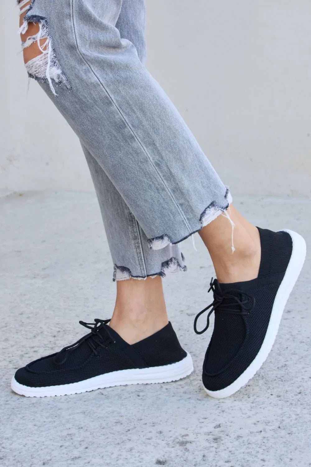 Forever Link Flat Round Toe Lace-Up Sneakers - Ladyez