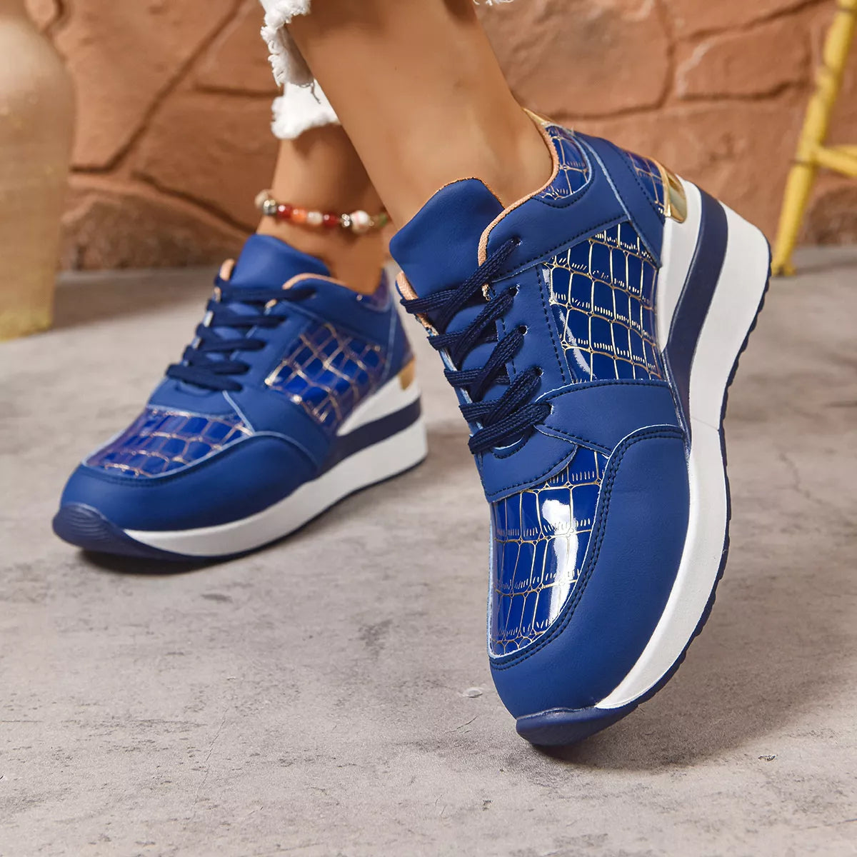 Lace Up Round ToeSneakers