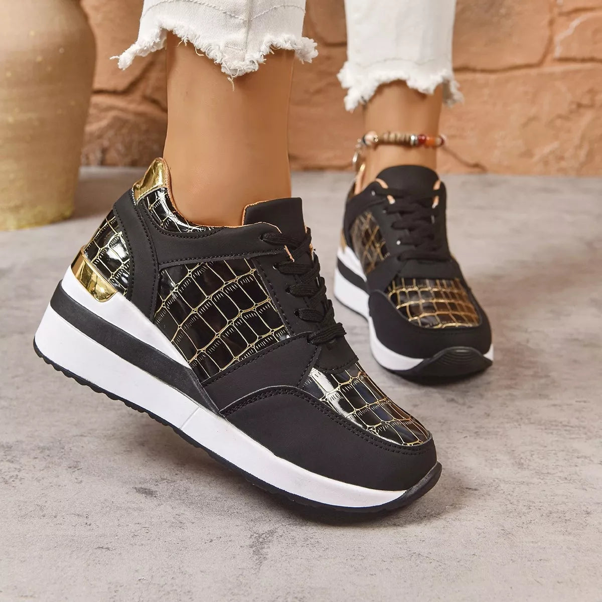 Lace Up Round ToeSneakers