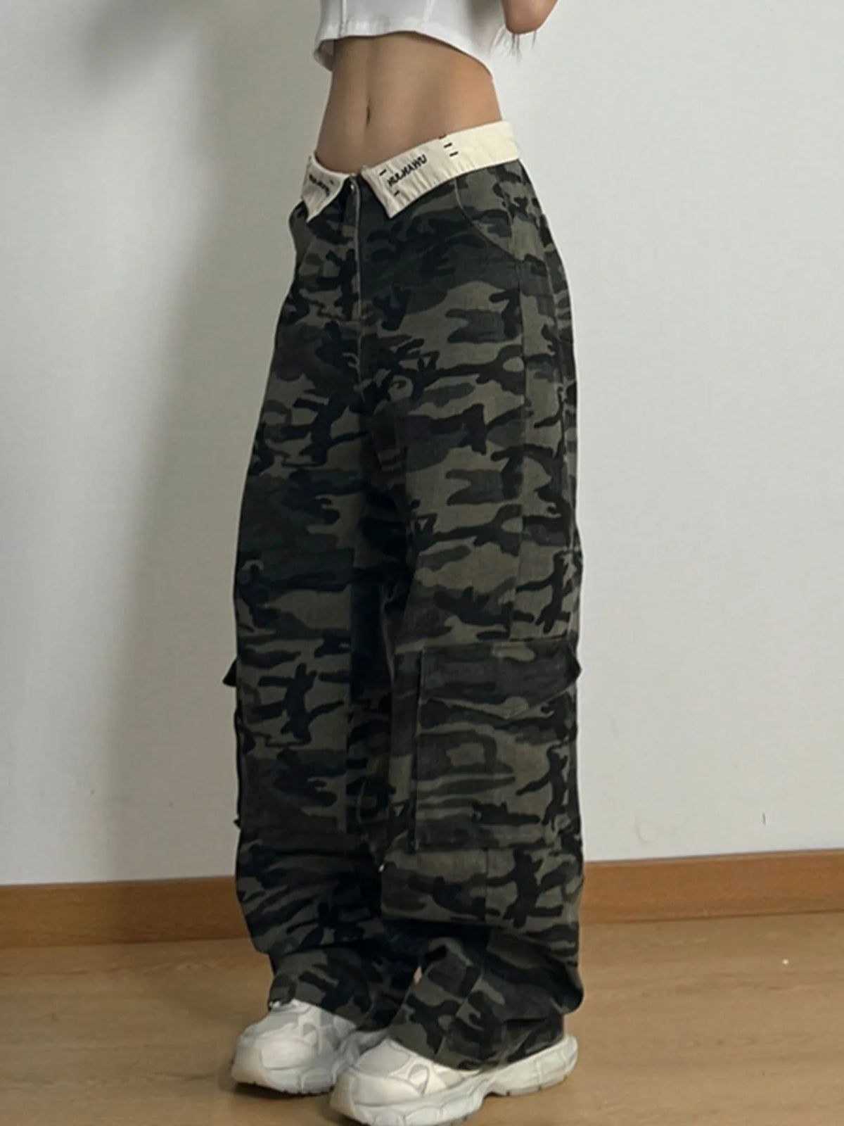 Camouflage Relaxed Fit Jeans - Ladyez