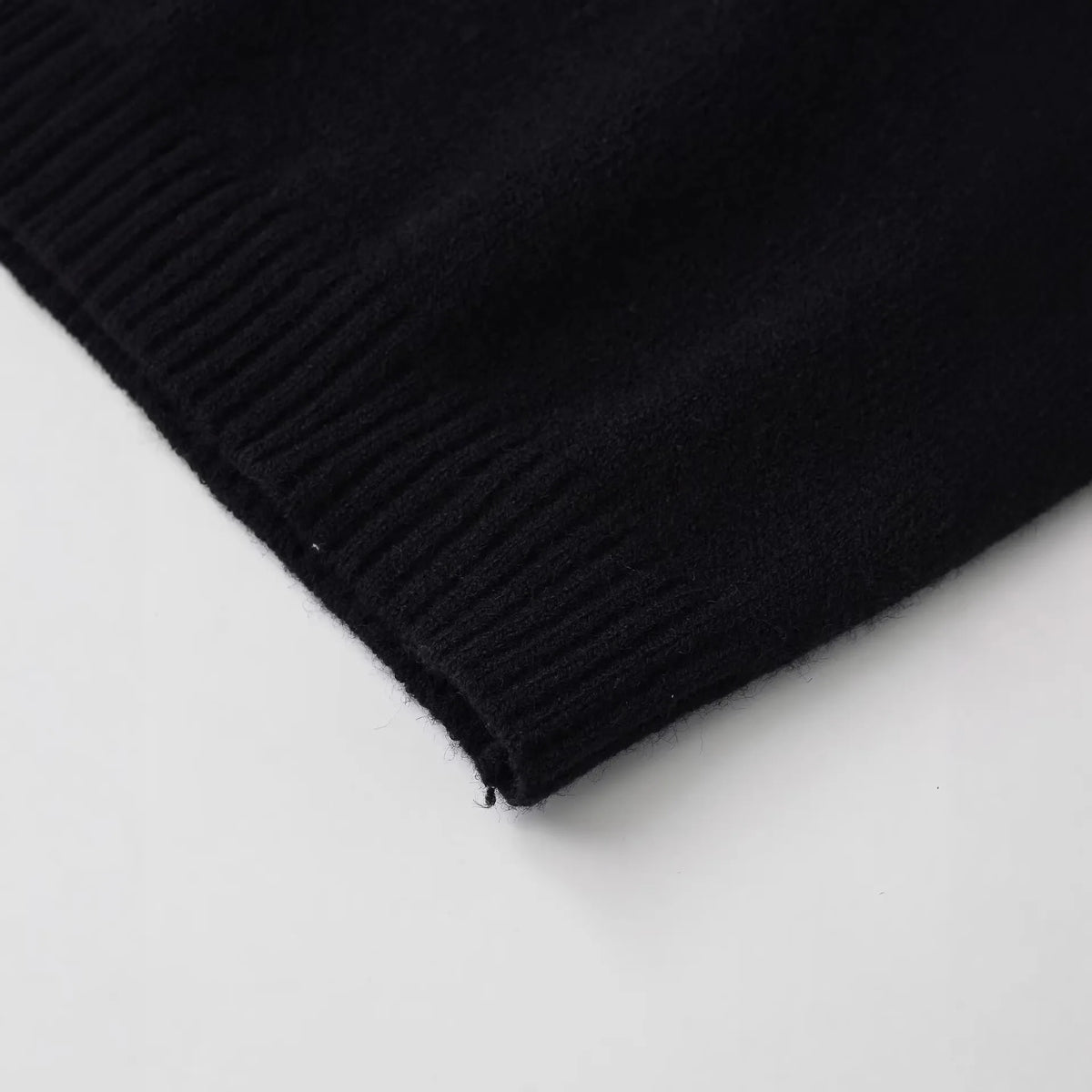 Fashion Casual Short-sleeve Knit Top With Black Short Sleeve Knit Top Gold Button Detail Round Neck Slim Fit Casual Sweater GRQ4