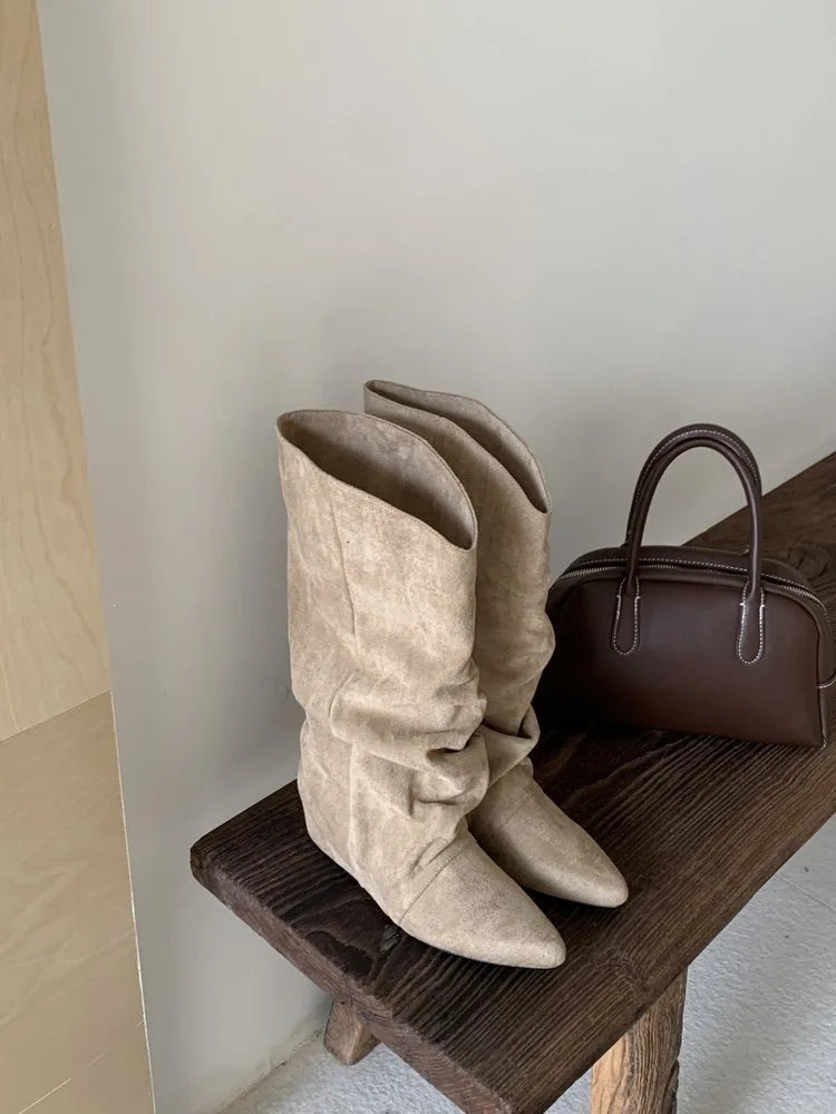 2026 New Winter Vintage Pleated Women Mordern High Boots Designer Slip on Pointed Toe Internal Elevation Shoes Botas De Mujer