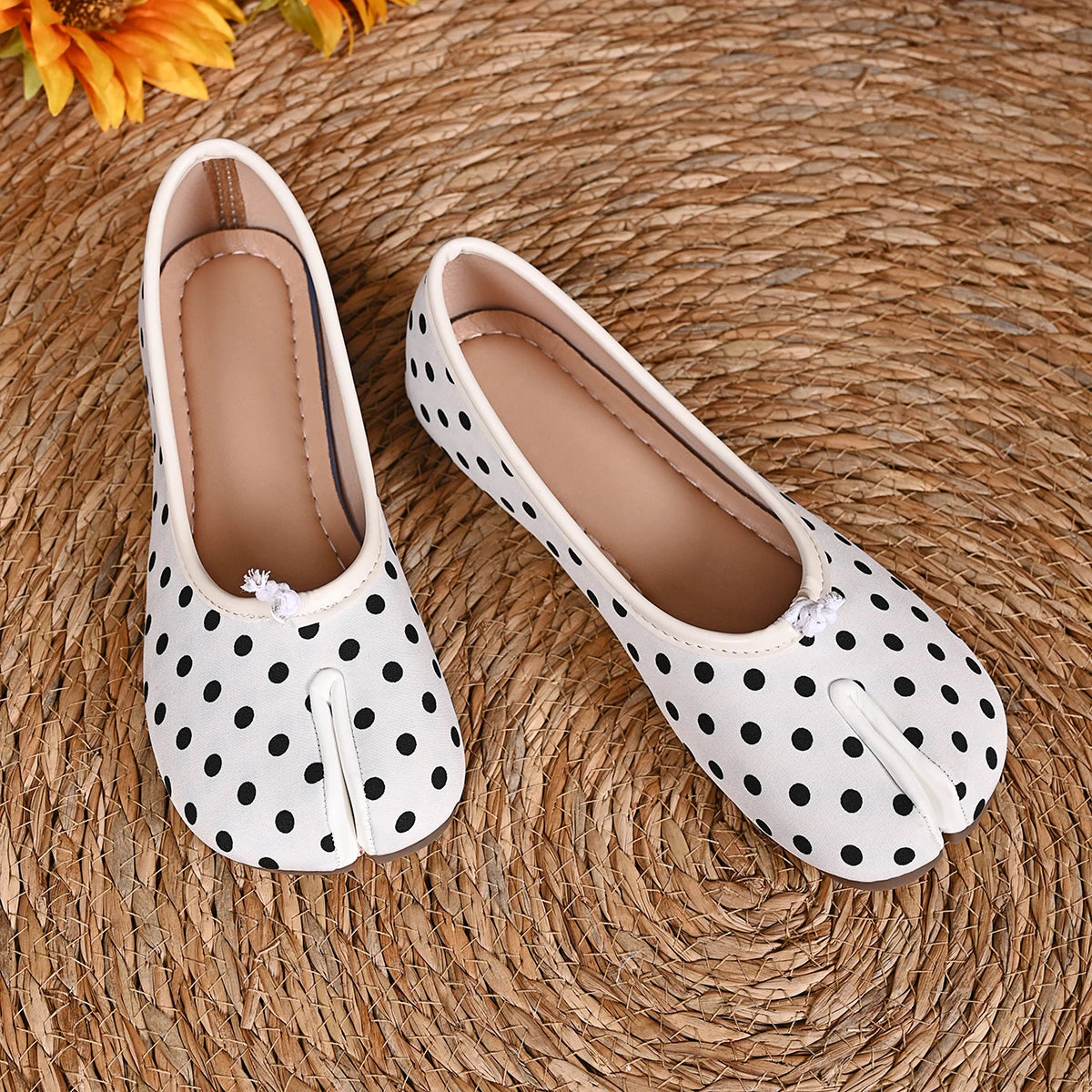Women Tabi Split Toe Polka Dot Ballet Flats Bow Decor Slip On Soft Sole Lightweight Retro Casual Daily Walking Shoes