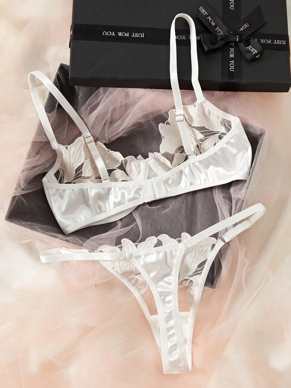 Transparent Floral Two Pieces Exquisite Lace Lingerie Set Ultrathin Bra Briefs Set Solid Exotic Lingerie For Ladies 23171A
