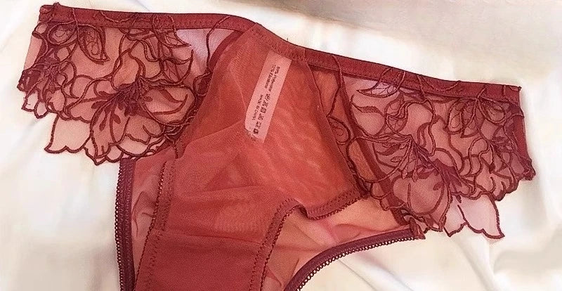 French Embroidery Lace Bralette Wireless Triangle Cup Bra for Women Elegant Underwear Set Thin Straps Small Chest Cover MOYISU