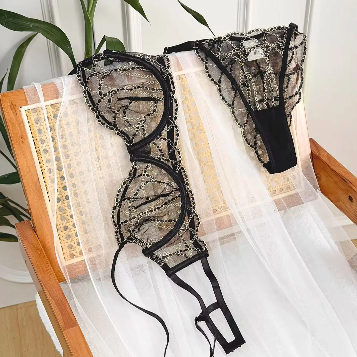 French Style Sexy See-through Lace Underwear Set with Gold Chain High-end Luxury Women's Bra And G-string Set