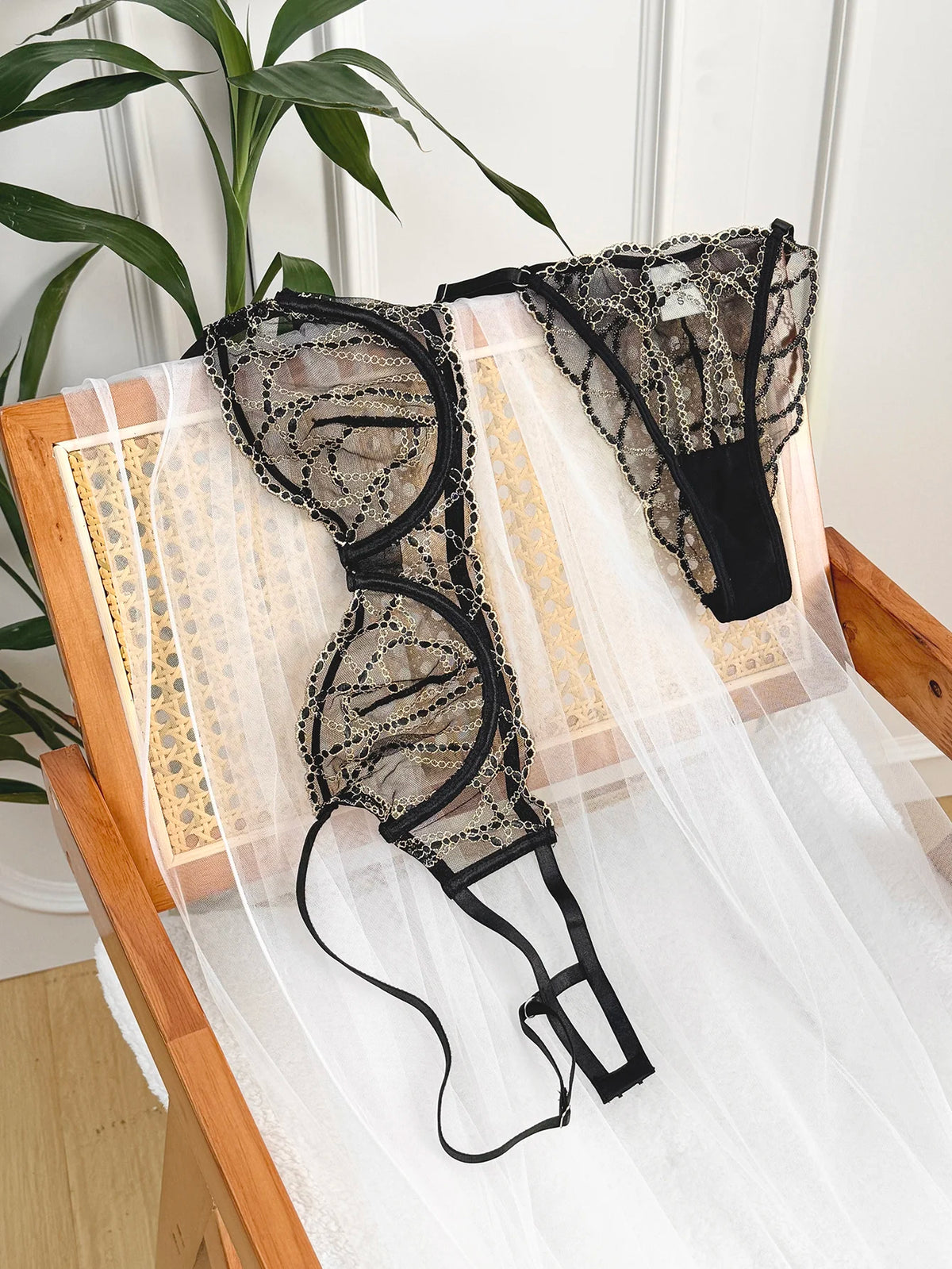 French Style Sexy See-through Lace Underwear Set with Gold Chain High-end Luxury Women's Bra And G-string Set