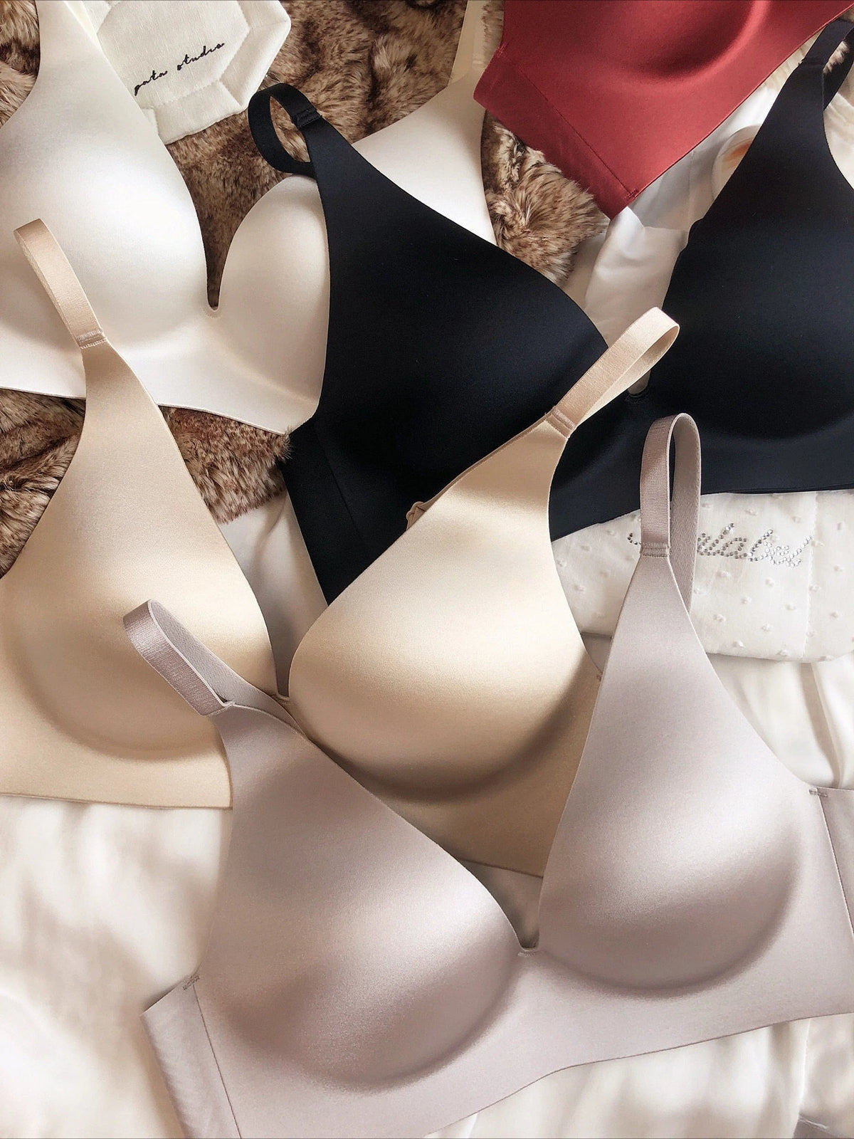 Luxury Seamless Women Underwear Sexy Deep V Push Up Bras Oilcloth Silk Fabric Comfort Soft Lingerie Adjustable Strap W Support