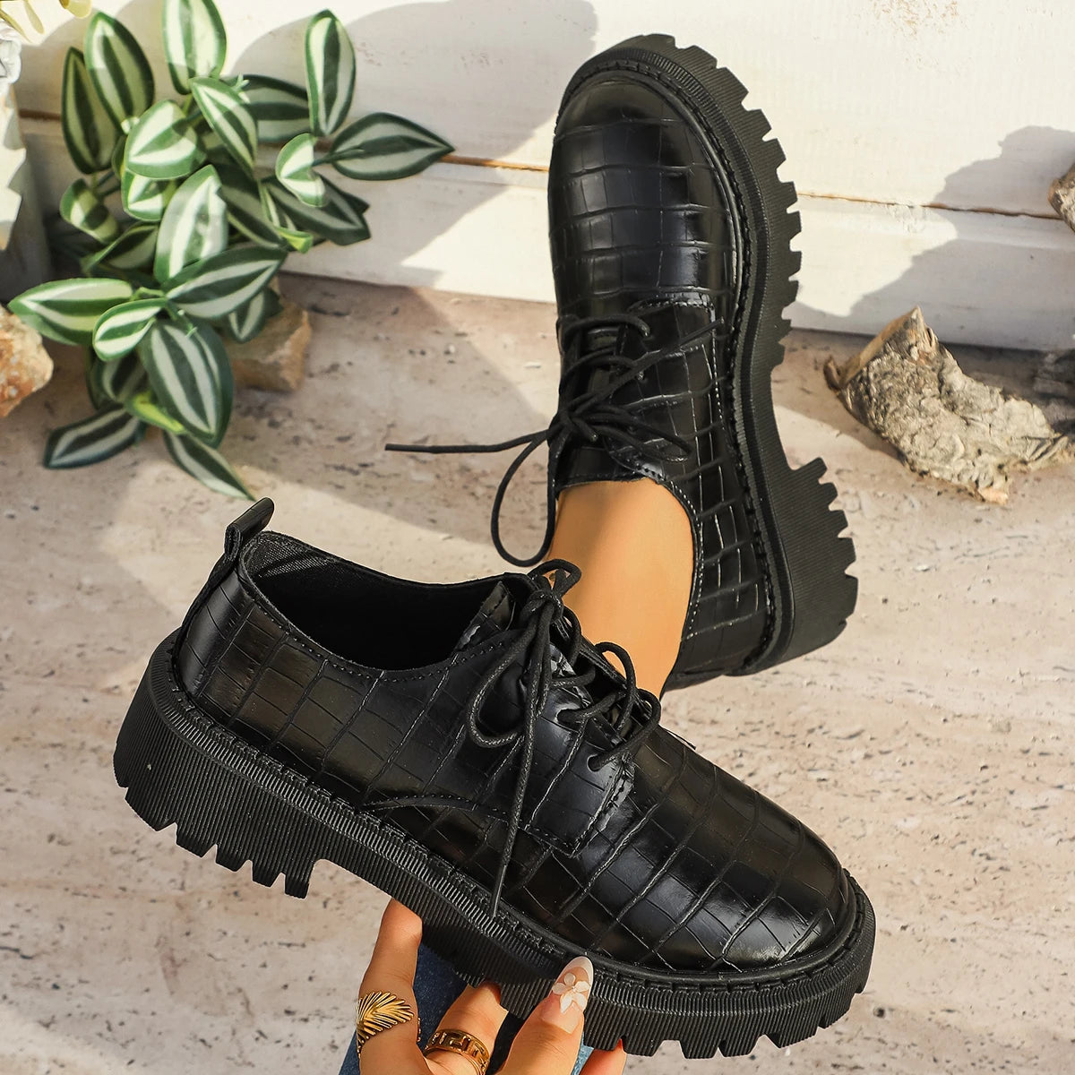 Women Crocodile Pattern Lace‑Up Oxford Shoes Faux Leather Lug‑Sole Platform Round‑Toe Vintage Casual Business Daily Shoes