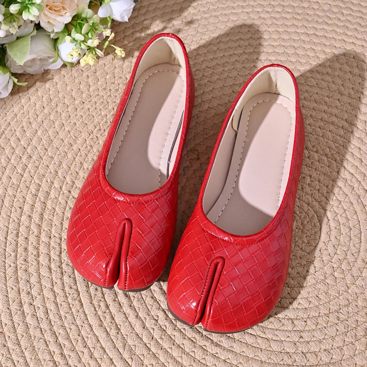 Women Tabi Split Toe Woven Embossed Ballet Flats Slip On Faux Leather Lightweight Casual Daily Walking Flat Shoes