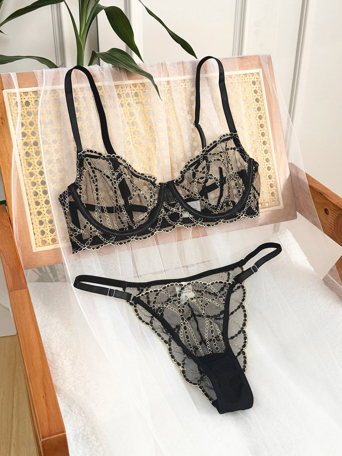 French Style Sexy See-through Lace Underwear Set with Gold Chain High-end Luxury Women's Bra And G-string Set