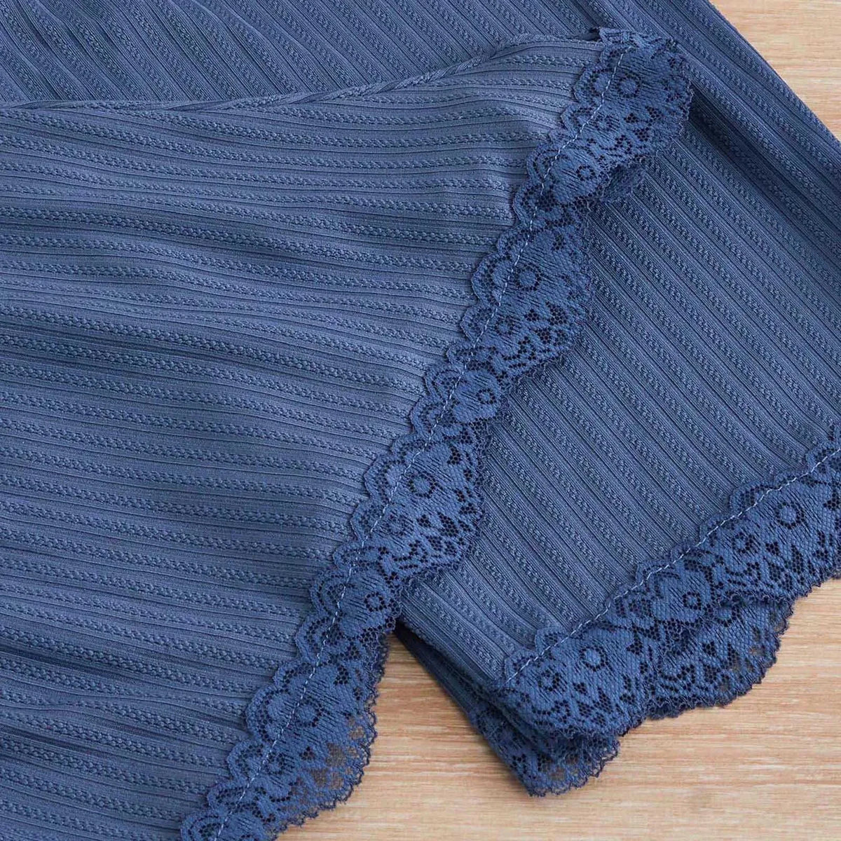 Comfortable 3-Piece Women's Pajamas Set with Lace Splicing